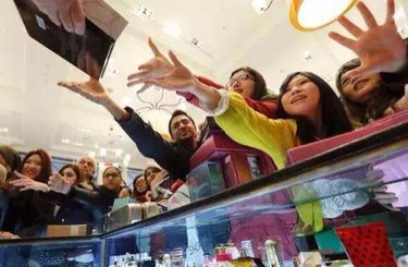 操中国女人屄中国人依然爱赴日旅游 消费已由爆买转向网购